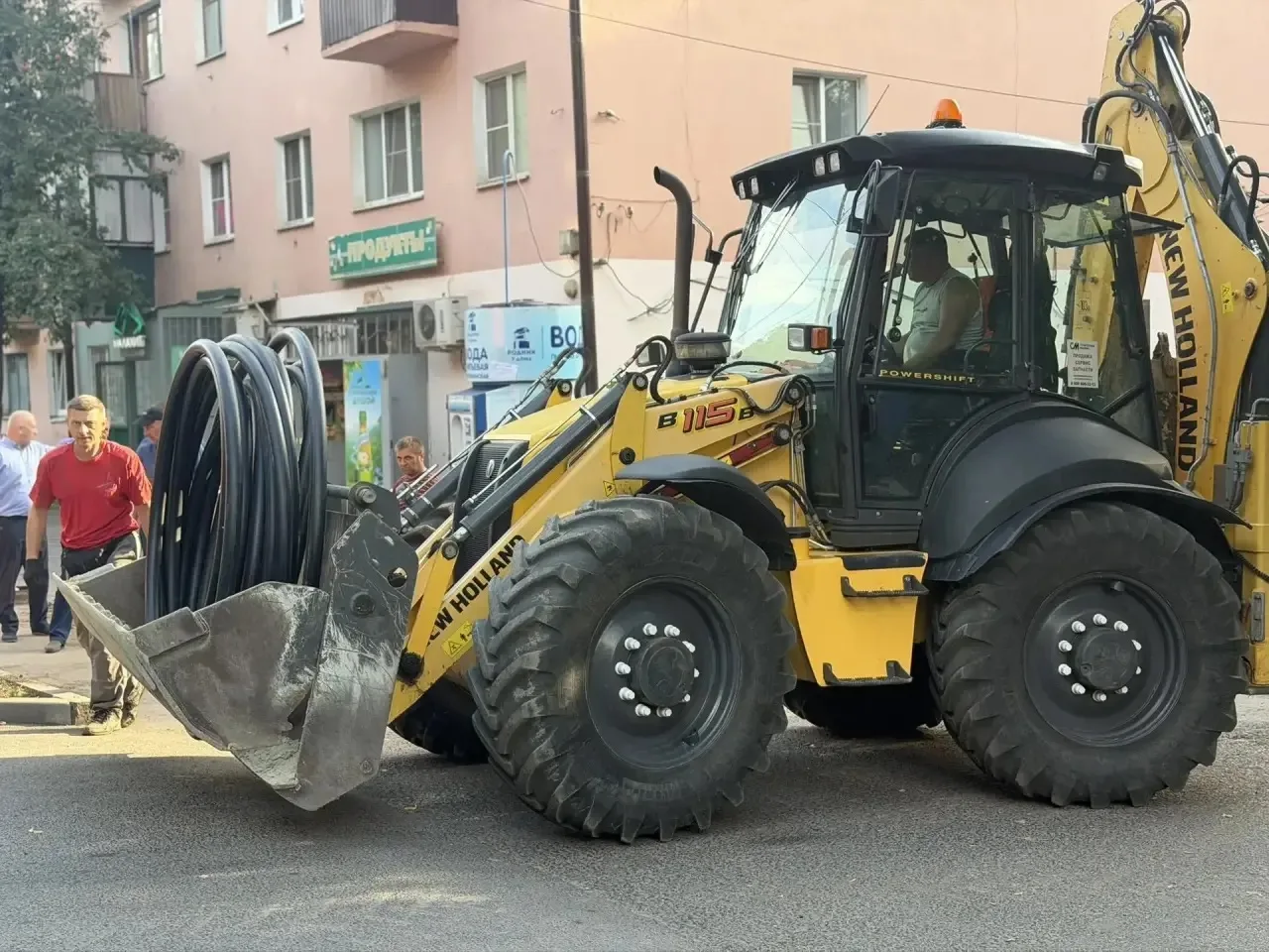 В Курске на улице Школьной начали менять изношенную трубу