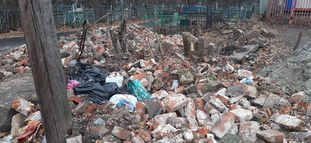Строительный мусор на Херсонском кладбище в Курске убран