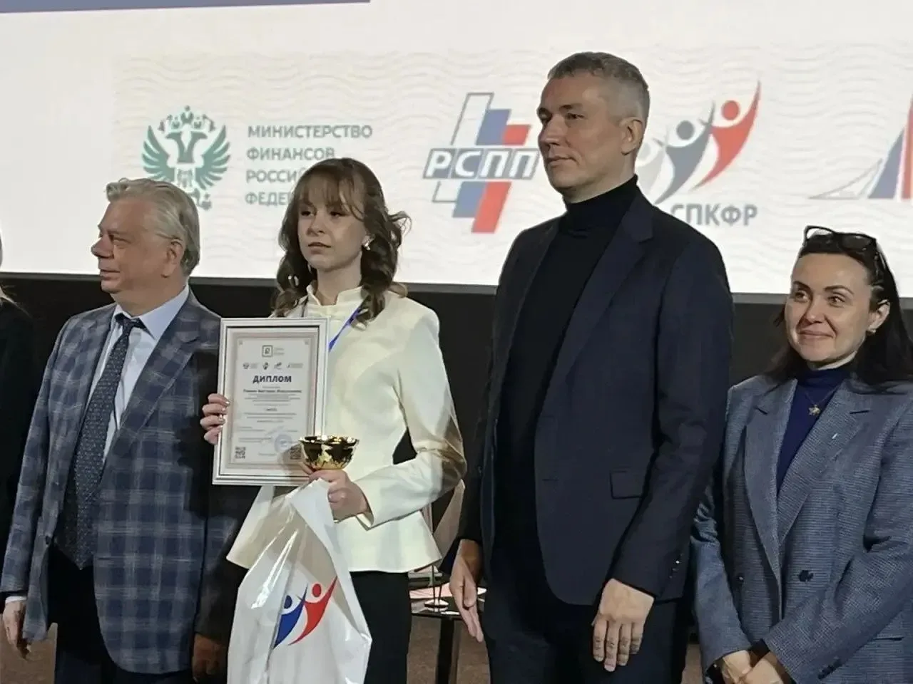 Ученица курской школы №45 победила во Всероссийском конкурсе эссе «День рубля»