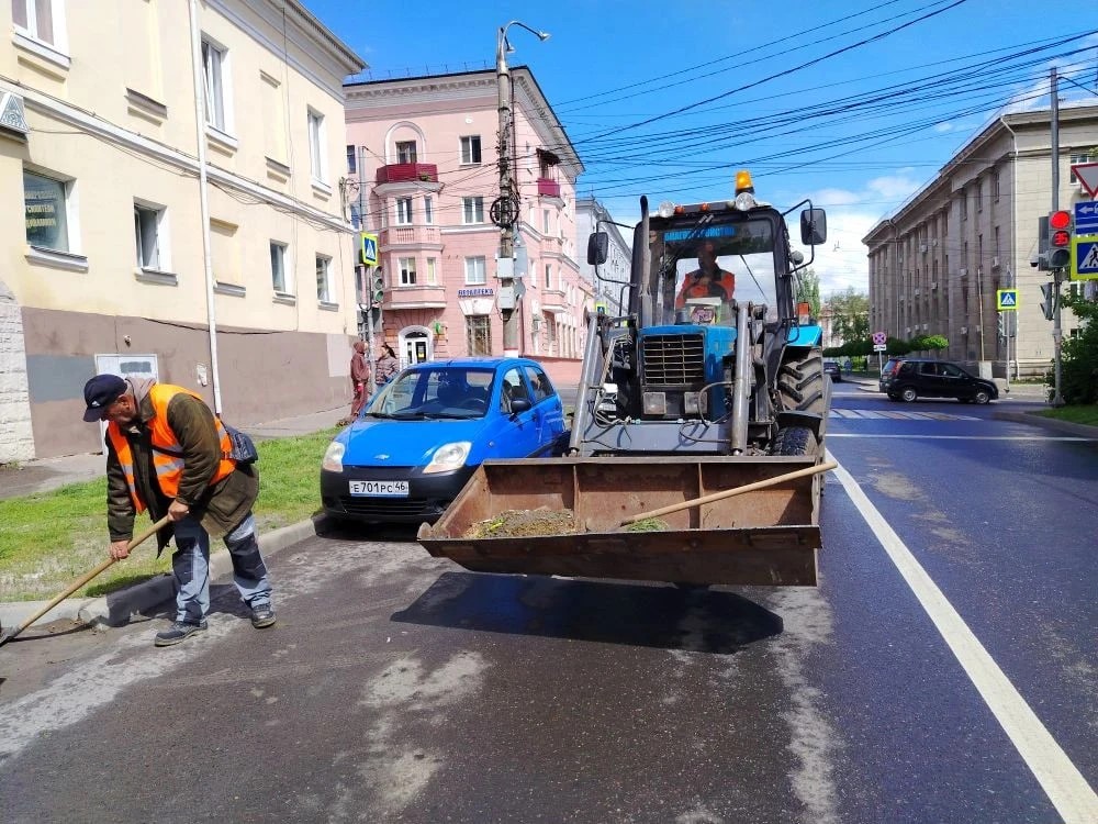 Курские коммунальщики продолжают уборку улиц и уход за клумбами города