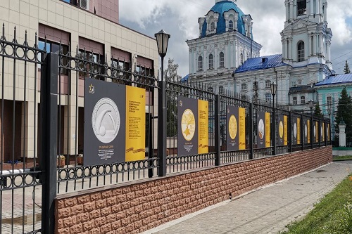 В Курске открылась уличная выставка монет «Истории Победы»