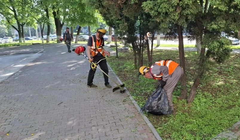 В Курске на уборке улиц задействованы 23 человека и три единицы спецтехники
