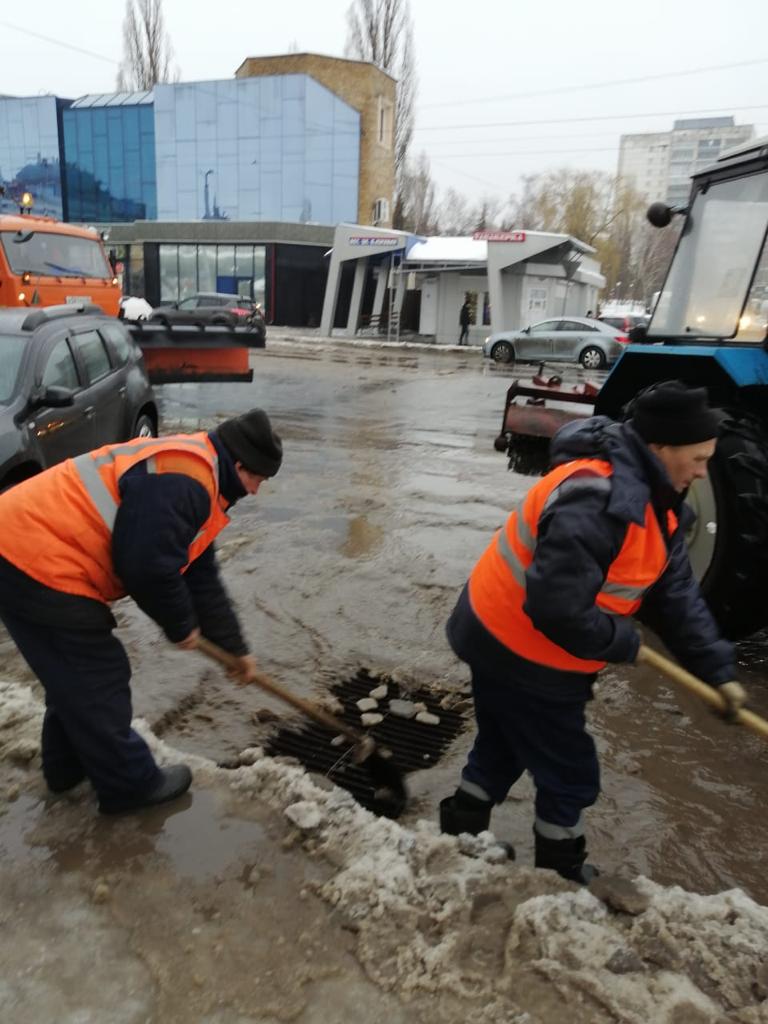 В Курске возле ТЦ «Покровский» прочистили ливневку