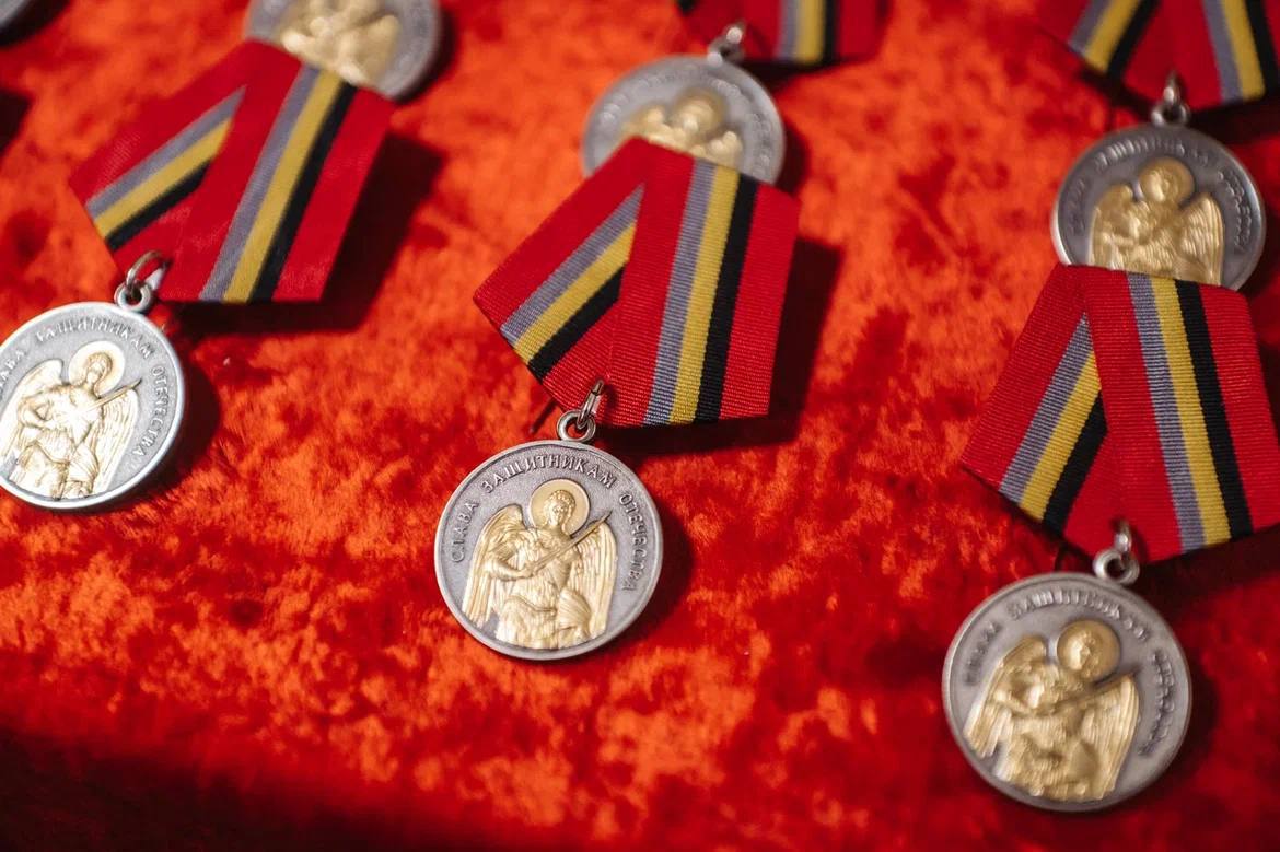 Военнослужащим Росгвардии и Минобороны вручены медали «Защитник Курской области»