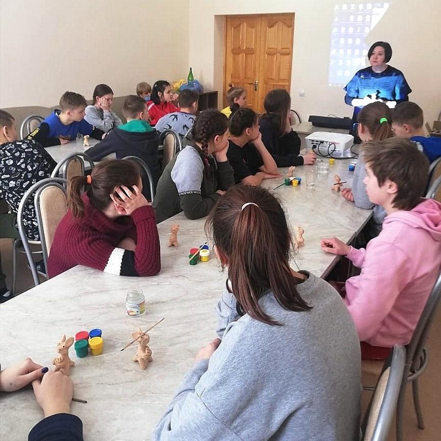 В Курске провели мастер-класс по росписи кожлянской игрушки для ребят из Донбасса