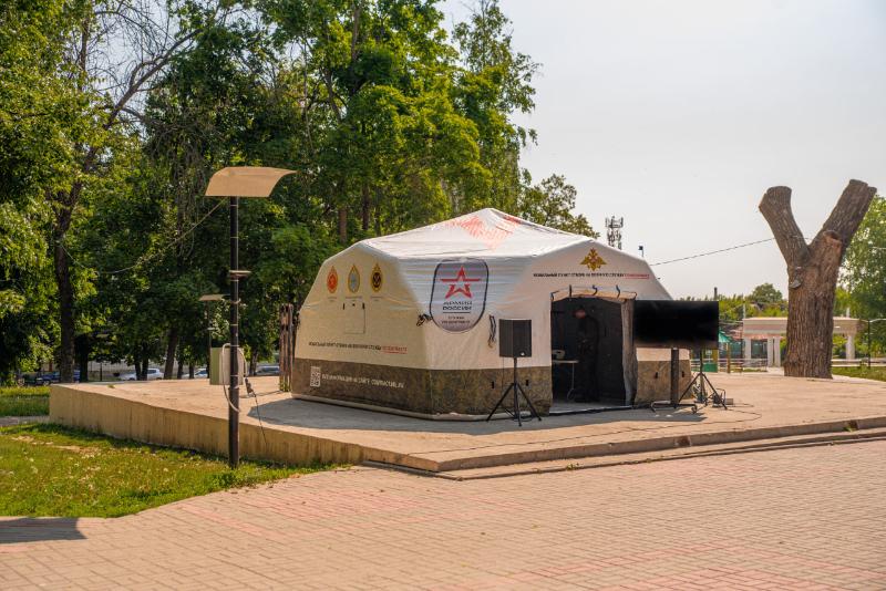 В Курске в парке Дзержинского развернули мобильный пункт по отбору на военную службу по контракту