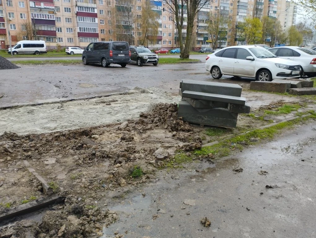 В Курске на Студенческой восстанавливают разрушенные тротуар и газон