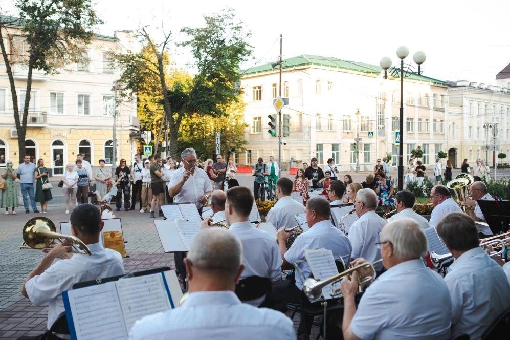 Курян приглашают слушать живую музыку у памятника Свиридову два раза в неделю