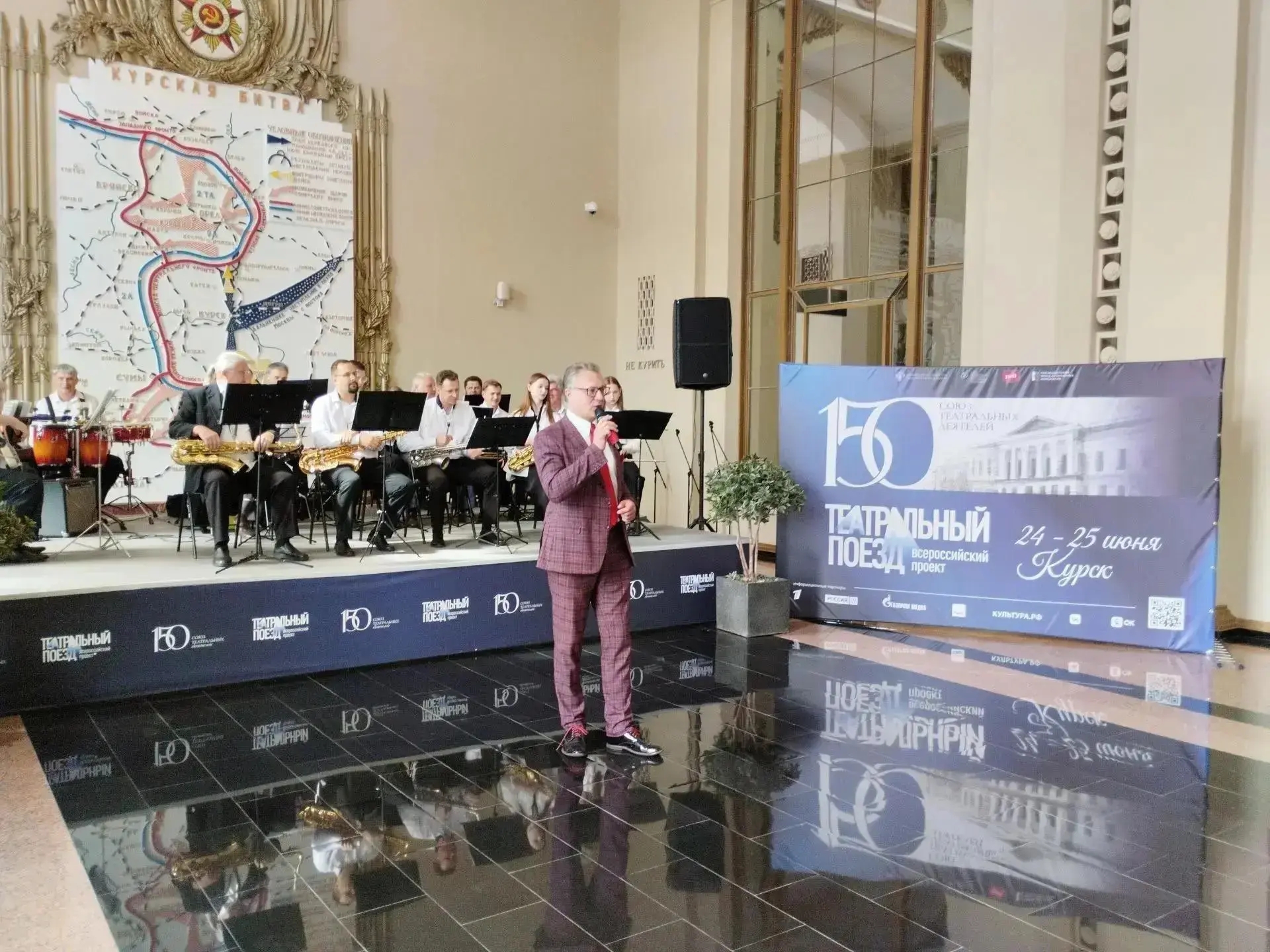 На курском вокзале выступают творческие коллективы