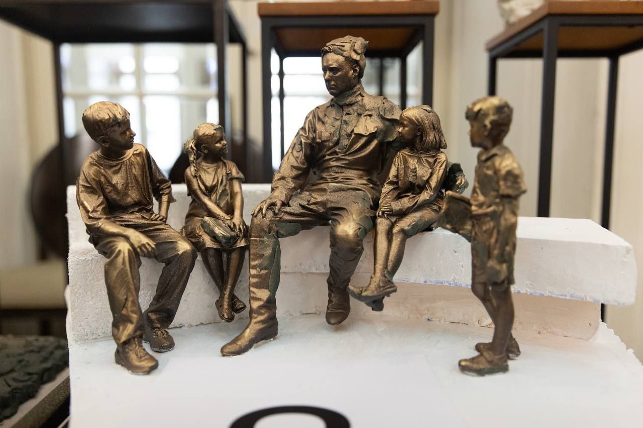 Куряне выбирают эскиз скульптуры Аркадию Гайдару и тимуровцам