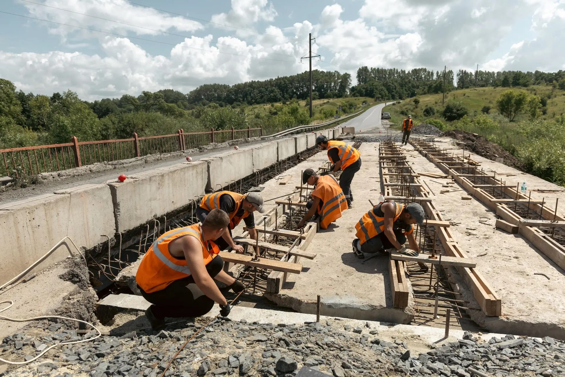 К осени в Курской области отремонтируют мост через реку Оскол