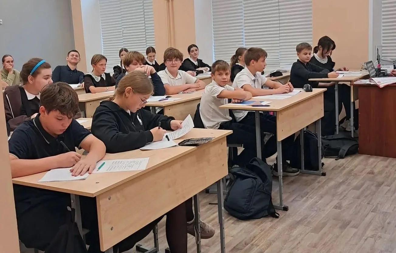 Юным курянам из школы №33 не грозит осенняя непогода