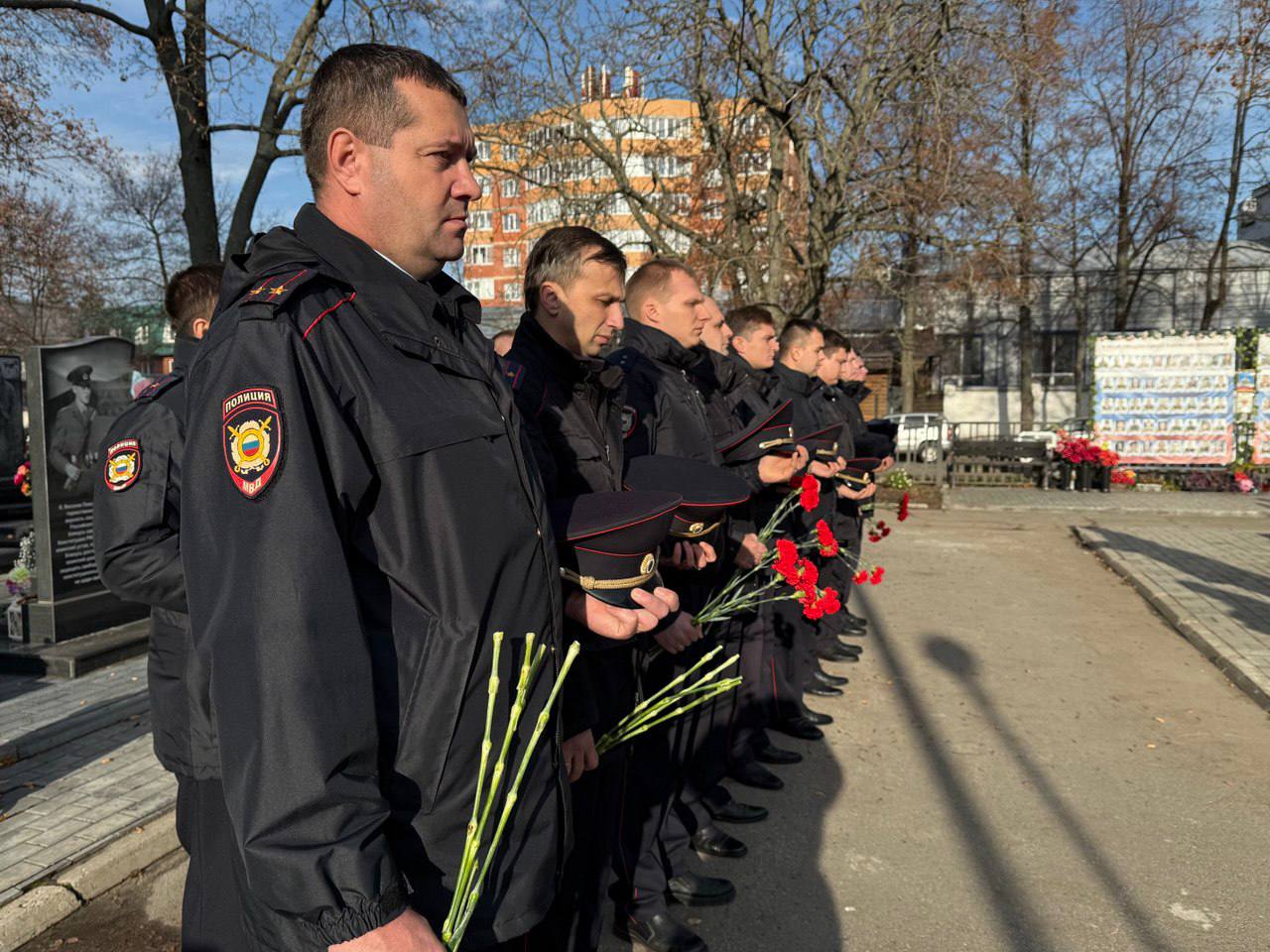 Правоохранительные органы Курской области возложили цветы и почтили память коллег
