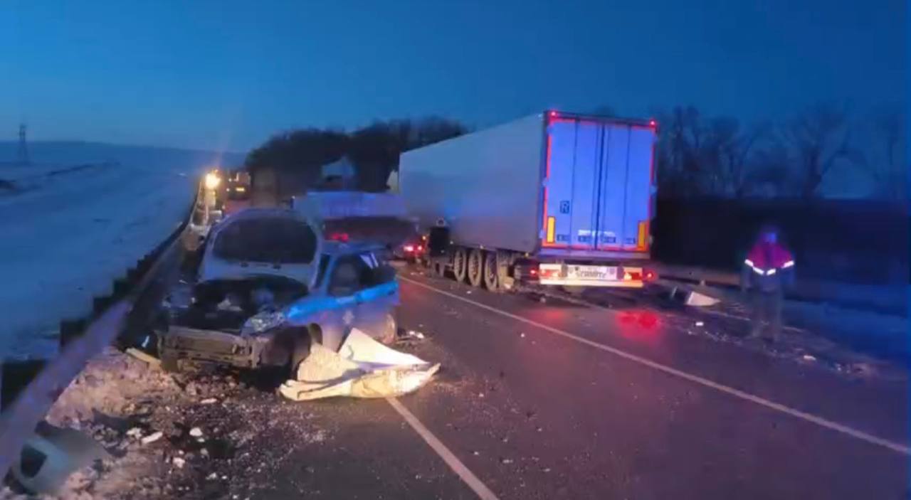 На трассе «Крым» в Курской области погибли два водителя в массовом ДТП с фурой