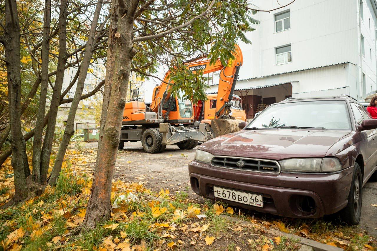 Ремонту участка тепломагистрали на проспекте Хрущева в Курске мешал припаркованный автомобиль