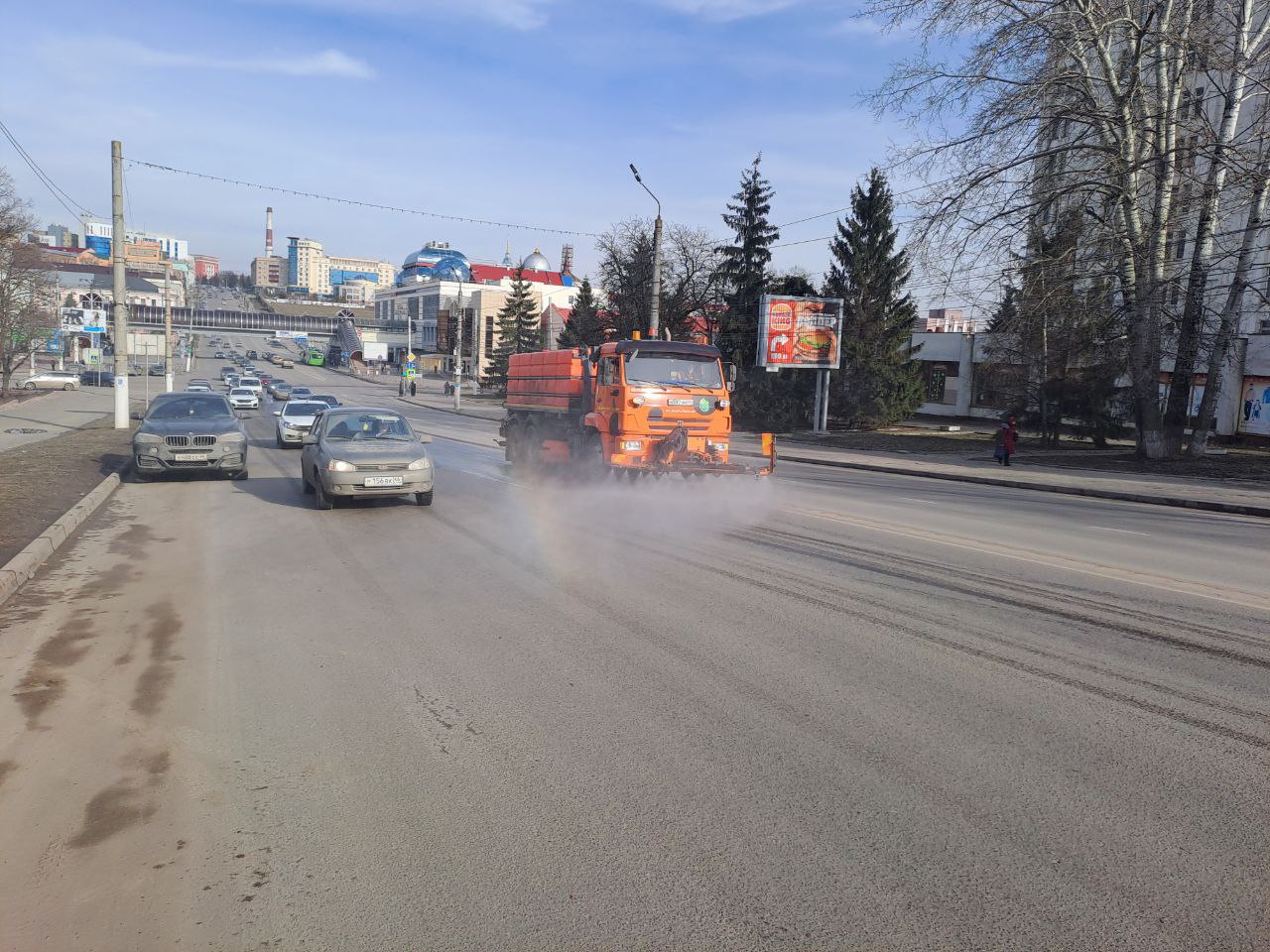 В Курске начали влажную уборку улиц