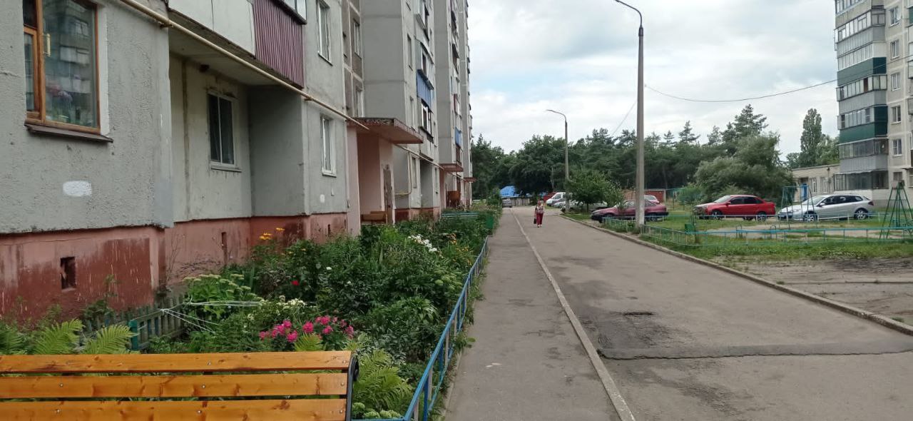 В Сеймском округе Курска коммунальные рабочие продолжают  эстафету по наведению порядка вокруг домов