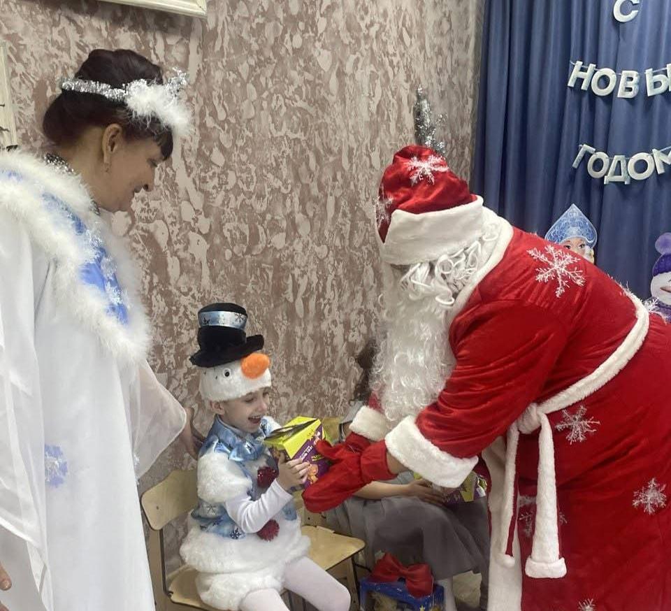 Курские дошколята получили сладкие подарки от благотворительного фонда «Невский фронт»