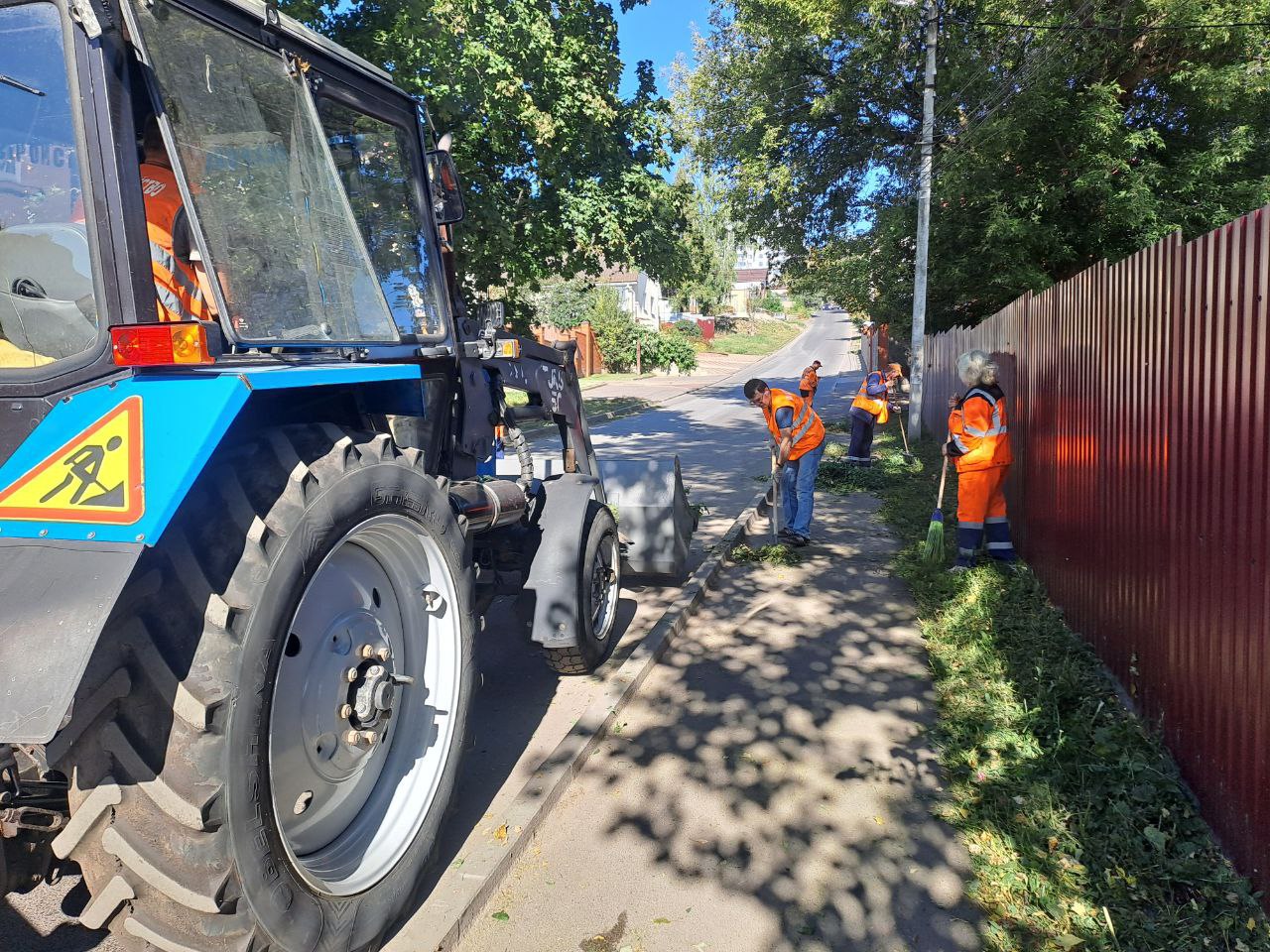 Наводят чистоту на улицах Курска 103 специалиста и 60 единиц техники