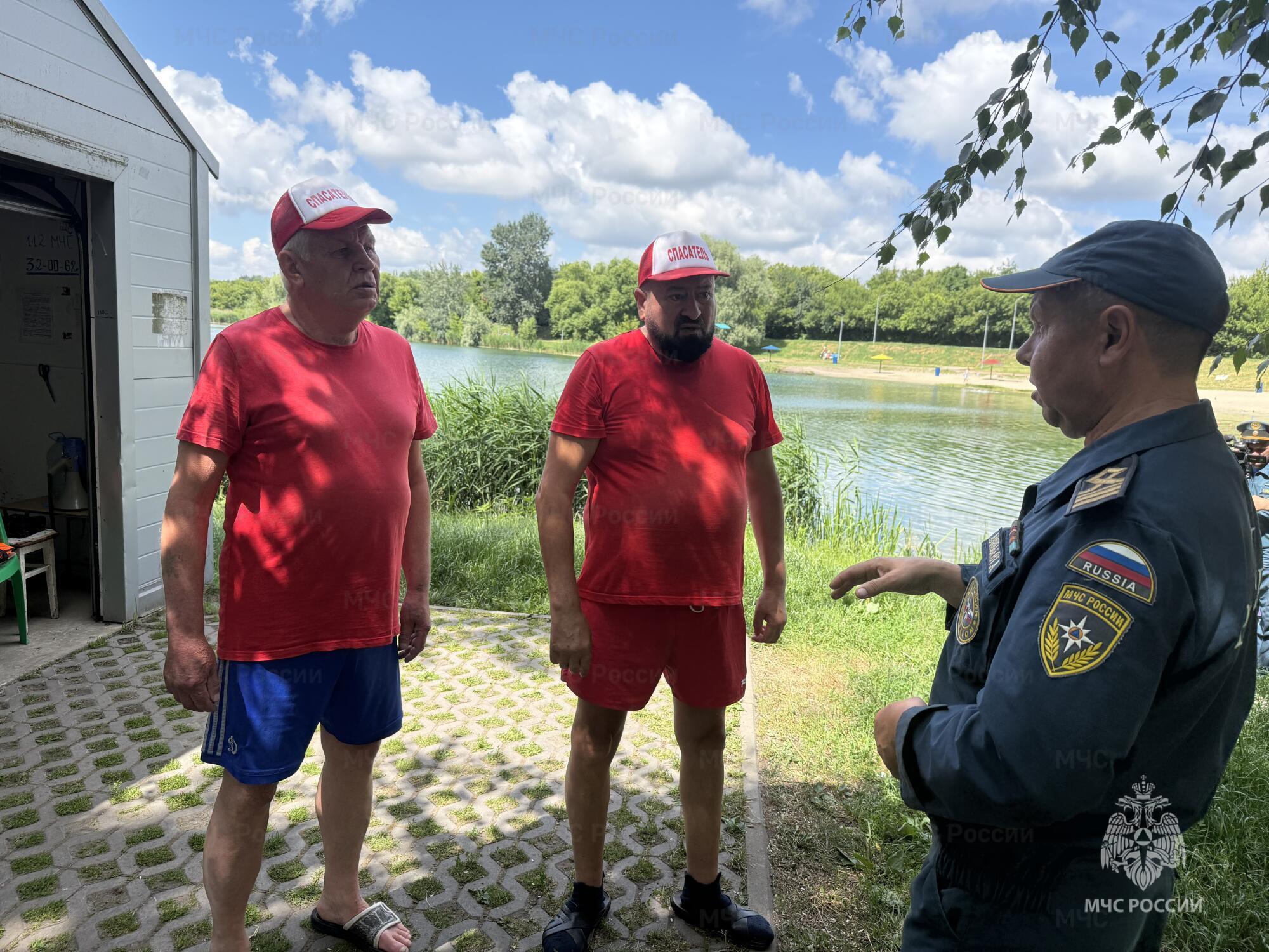 Курские спасатели вытащили тонущего парня на Ермошкином озере
