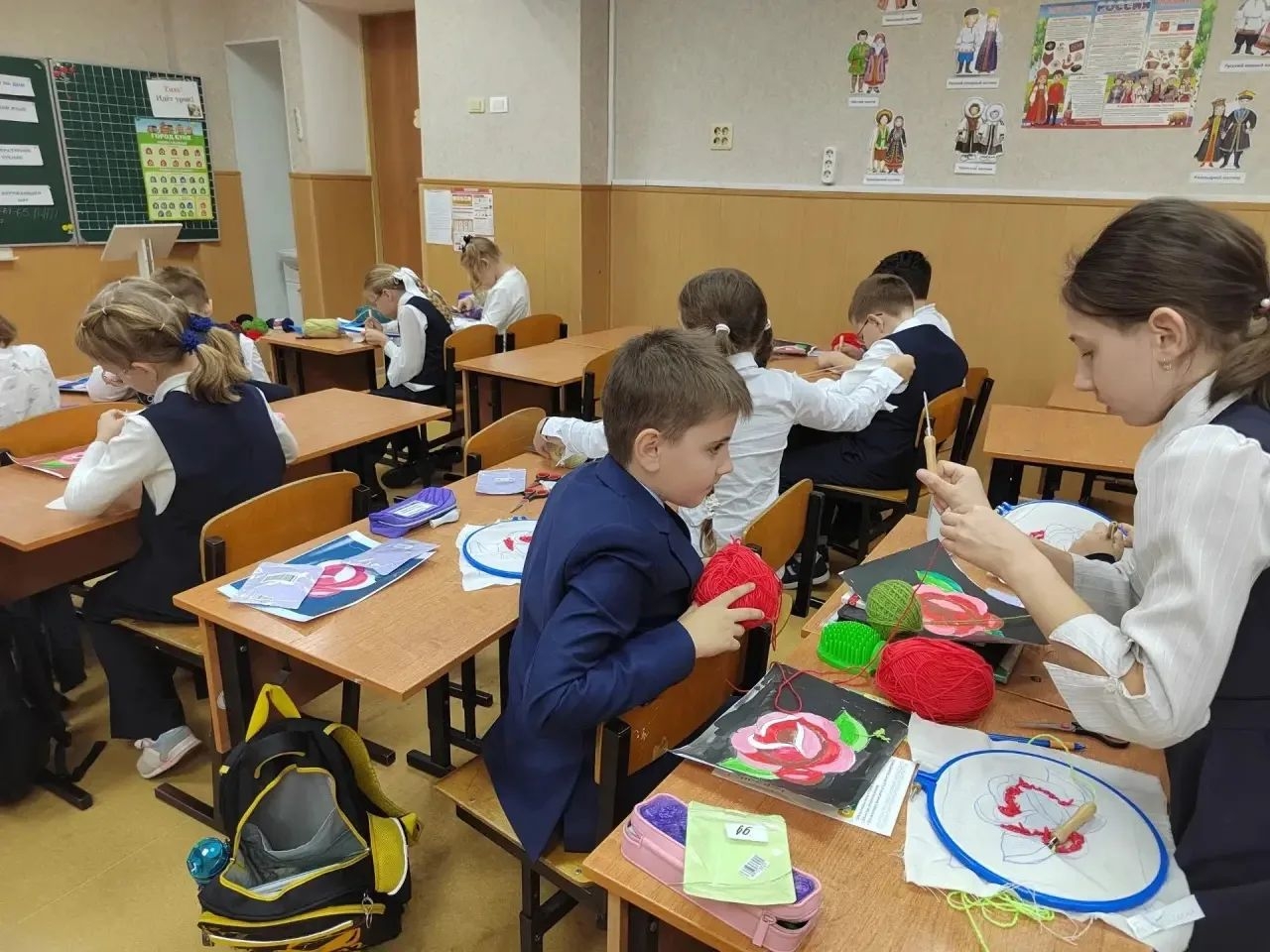 Школьники из  Курской гимназии № 44 учились делать вышивку в стиле суджанских ковров