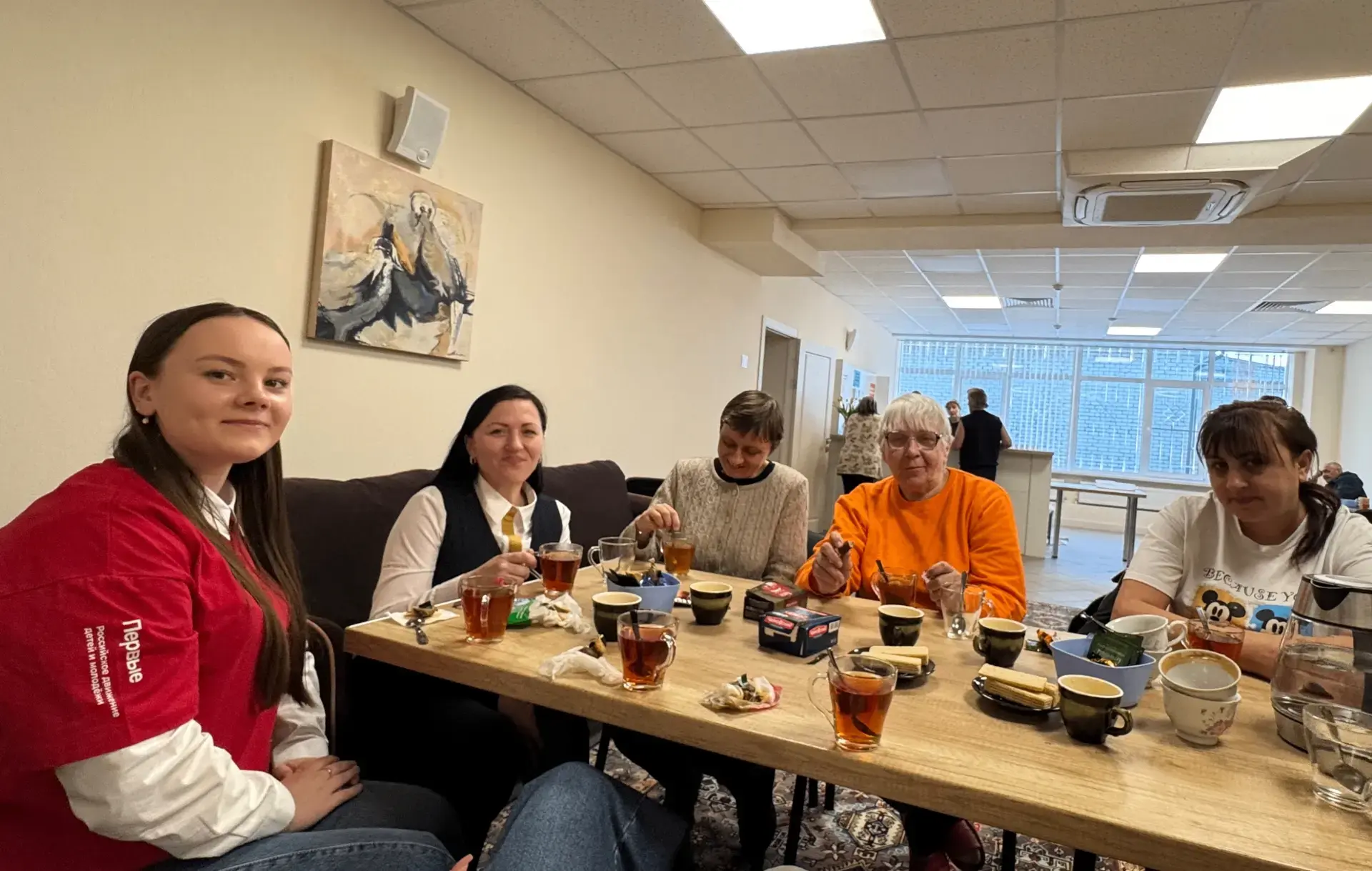 В Курске школьники из «Движения Первых» научили старшее поколение вязать руками