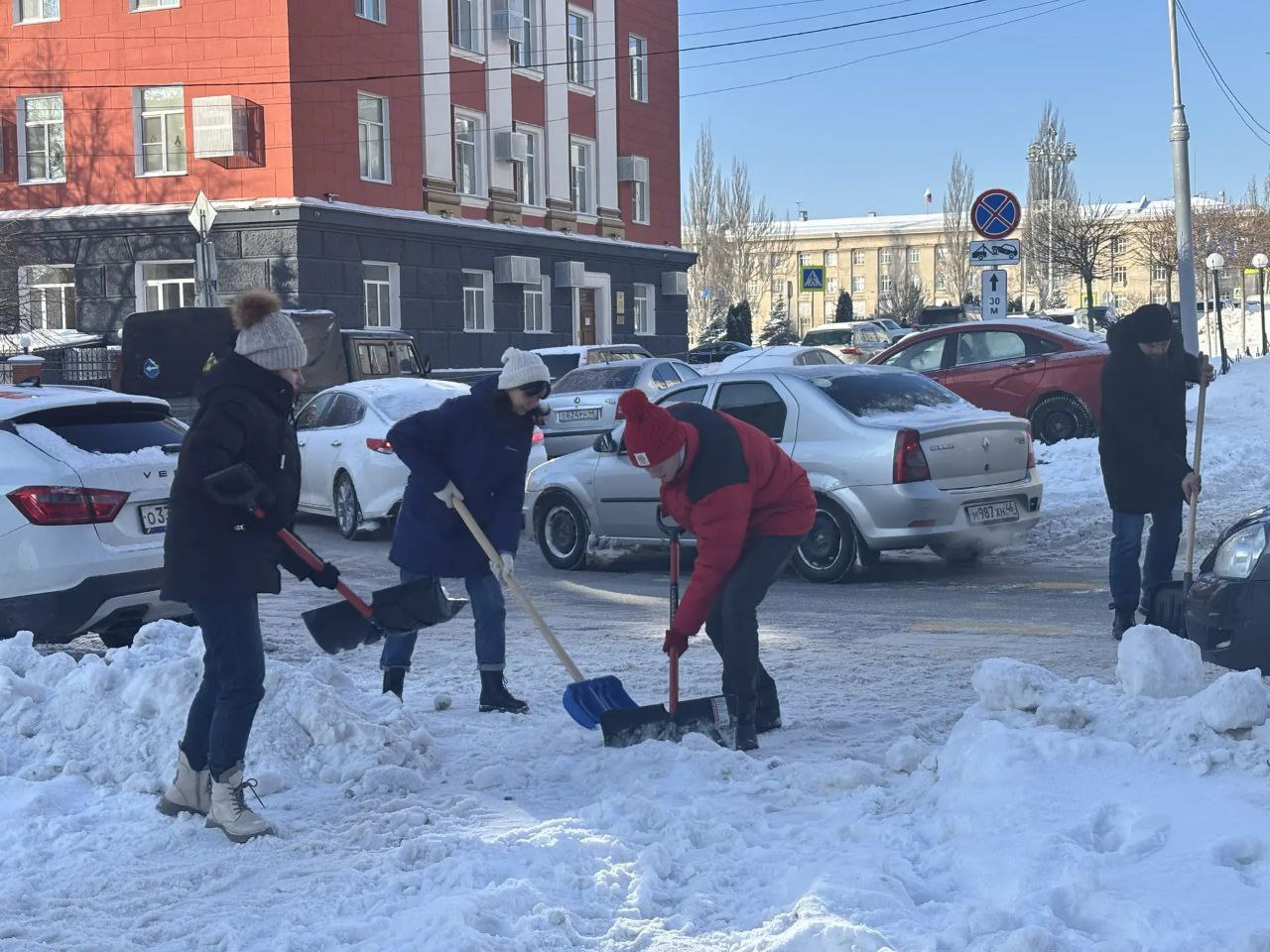 «Начинай свое утро с лопаты»: пресс-служба Курска вновь участвует в субботнике