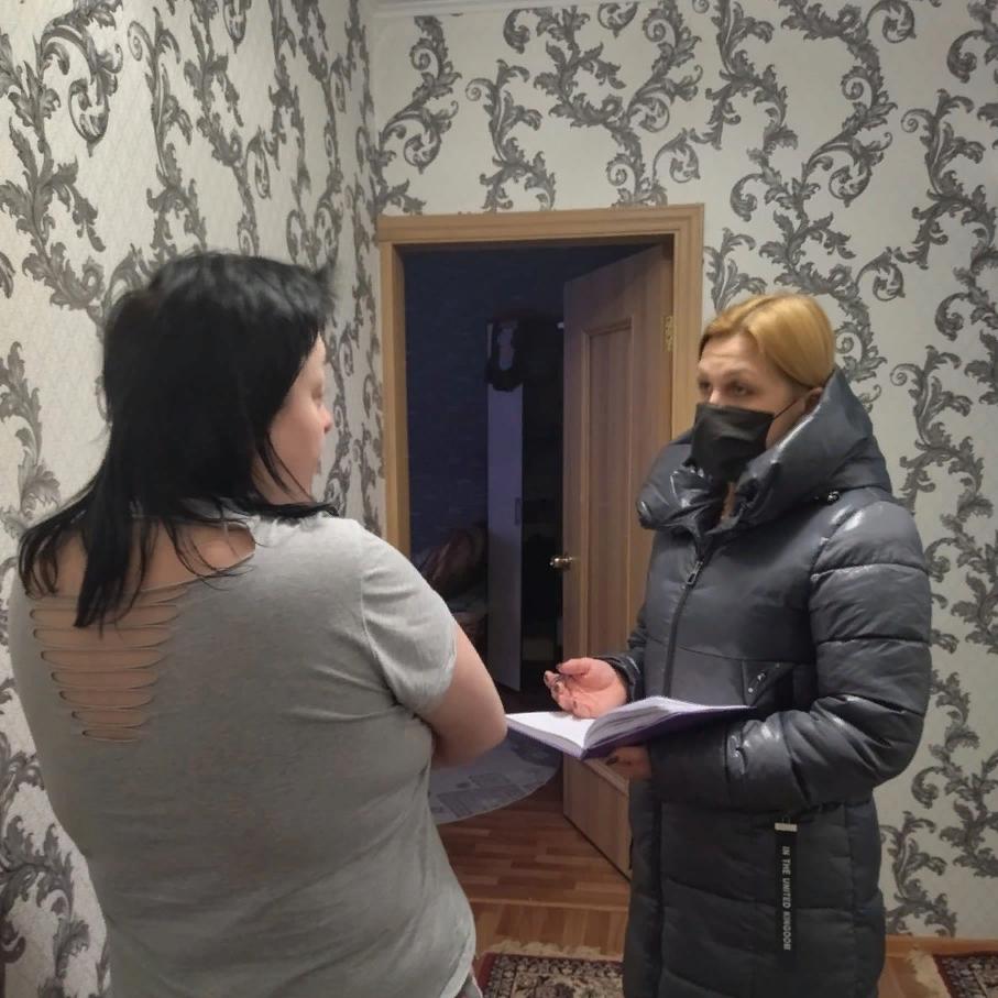 В семи семьях Курска побывали работники опеки и попечительства 