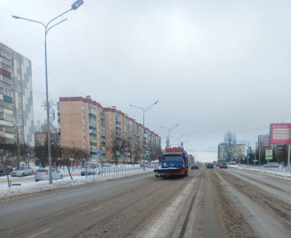 Работы по очистке проезжей части от гололеда идут во всех микрорайонах Курска