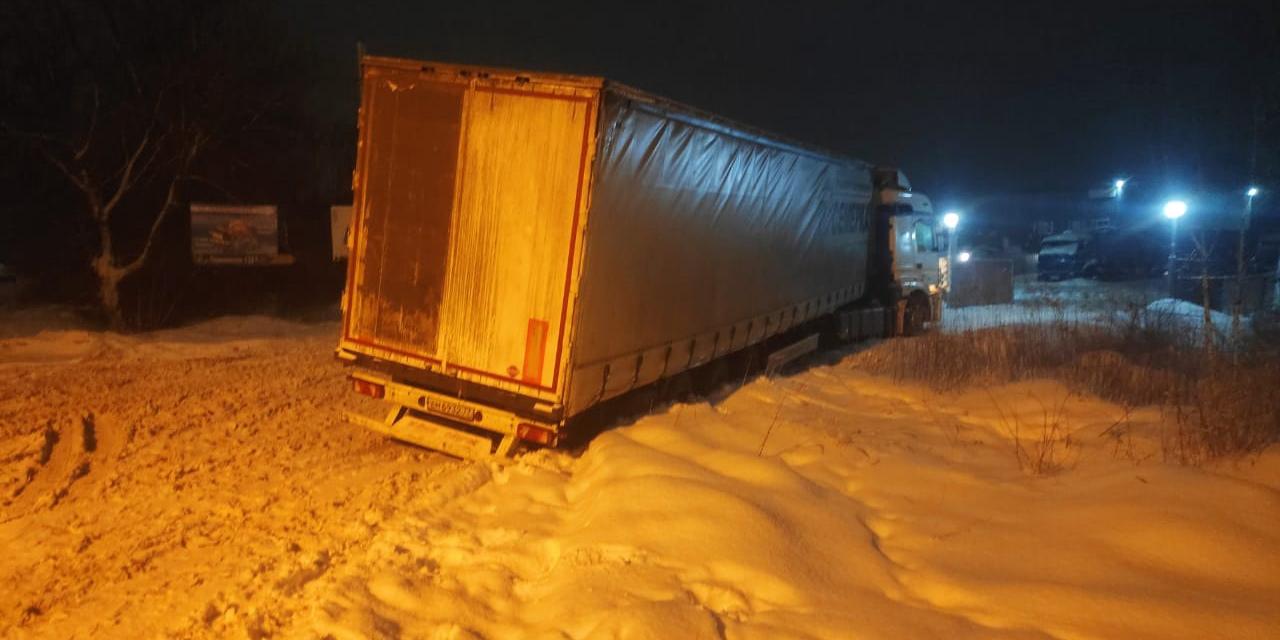 Курские спасатели вытащили фуру из снега