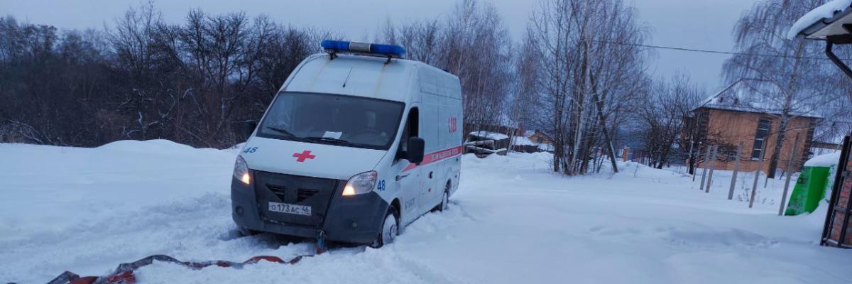 В 6-м Берёзовом переулке Курска вытащили застрявшую в снегу «скорую»