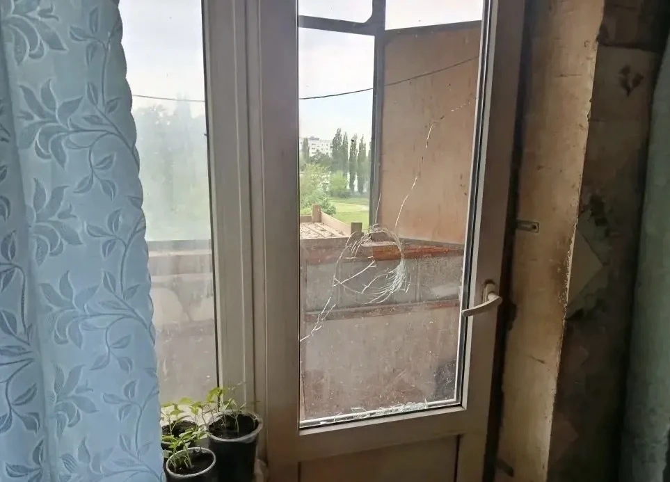 Обломки упавшего БПЛА повредили балконы и стекла 10 квартир Курска