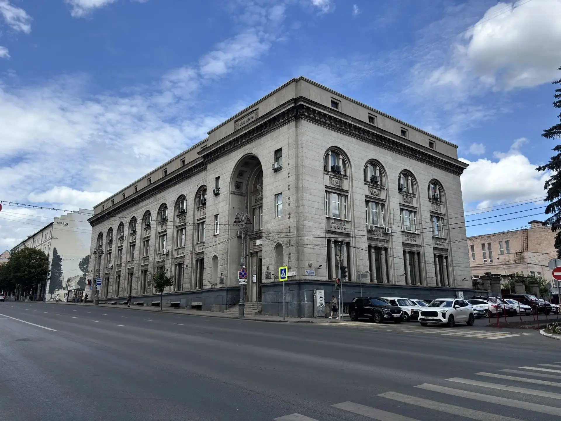 Разрушающийся забор у Дома книги в центре Курска приведут в порядок