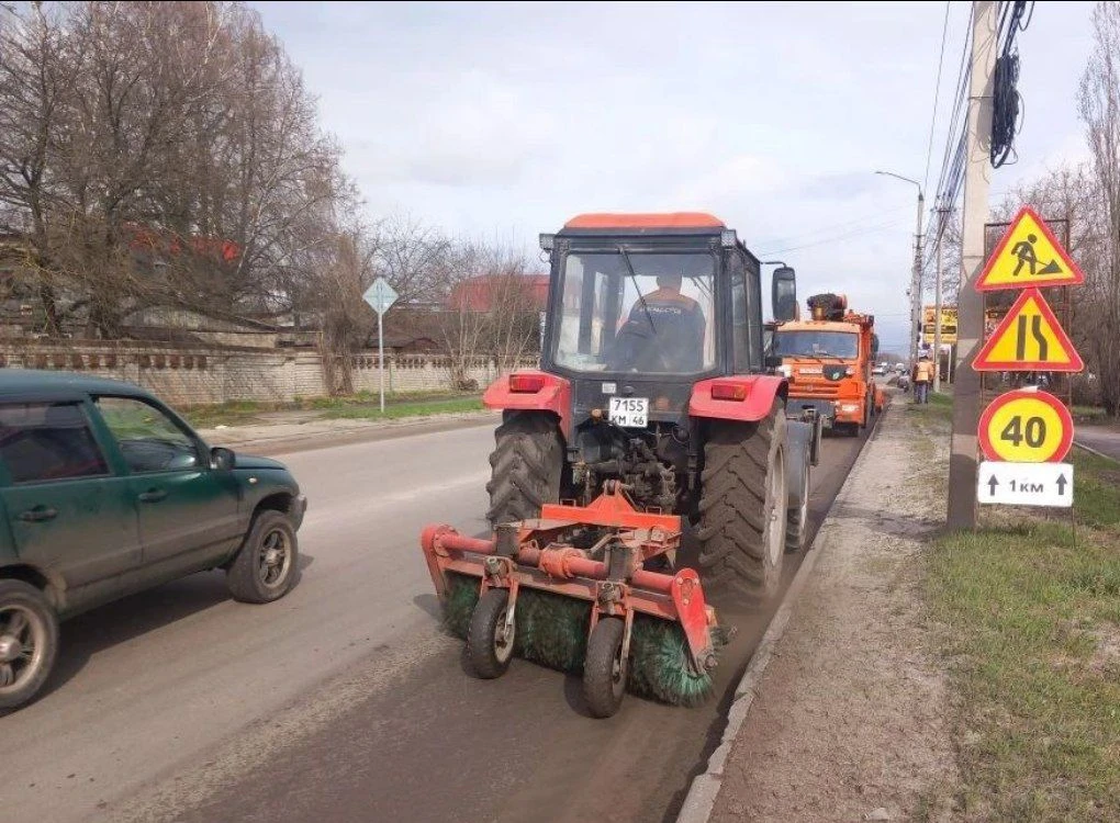 Вручную и с помощью техники убирают Курск 75 специалистов