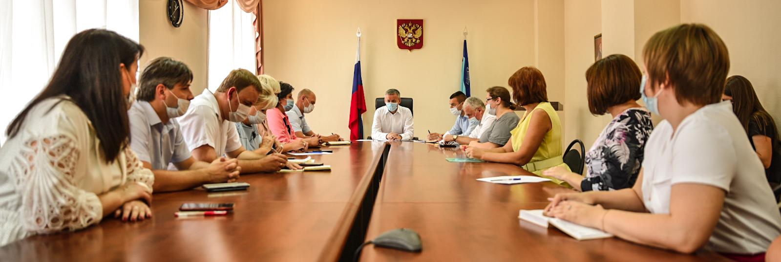 Глава Курска встретился с руководителями детских садов и школ города