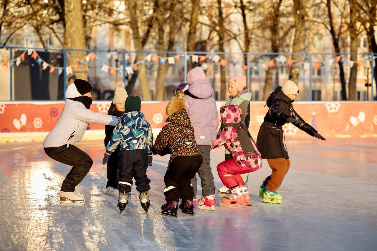 Школы юных фигуристов и хоккеистов в Курске посетили почти 300 ребят