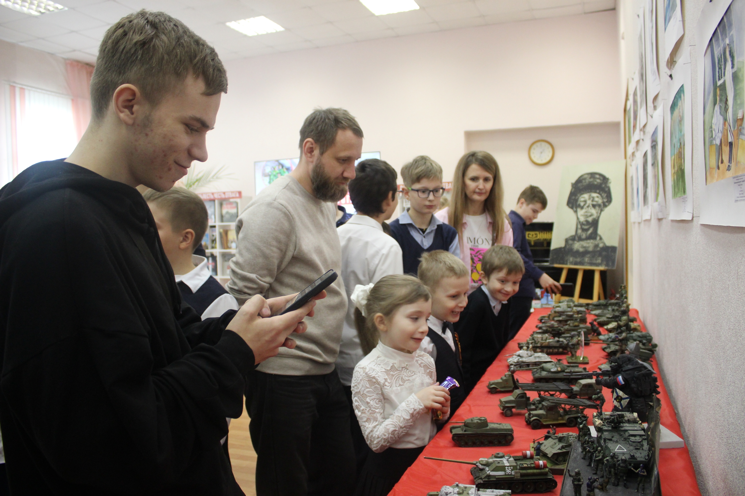 В курской библиотеке представили модели военной техники