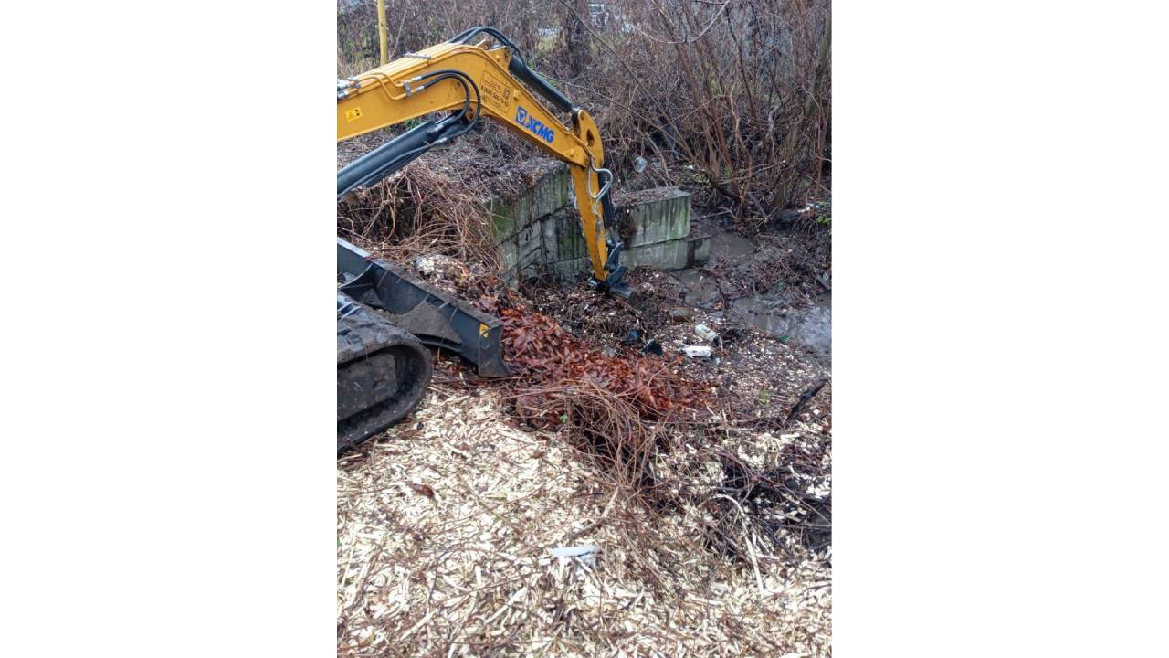 В Курске чистят водоотводную канаву на Понизовке