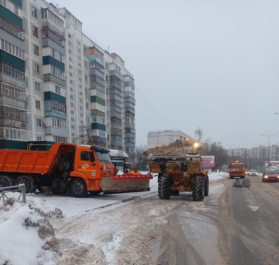 В Курске на борьбу со снегом вышли 75 единиц техники