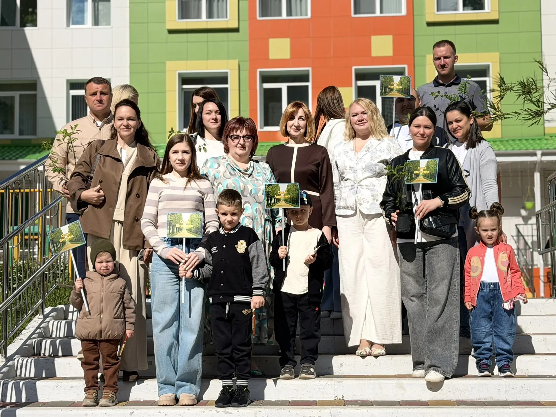 63 курские семьи высадили гортензии на «Аллее многодетных»
