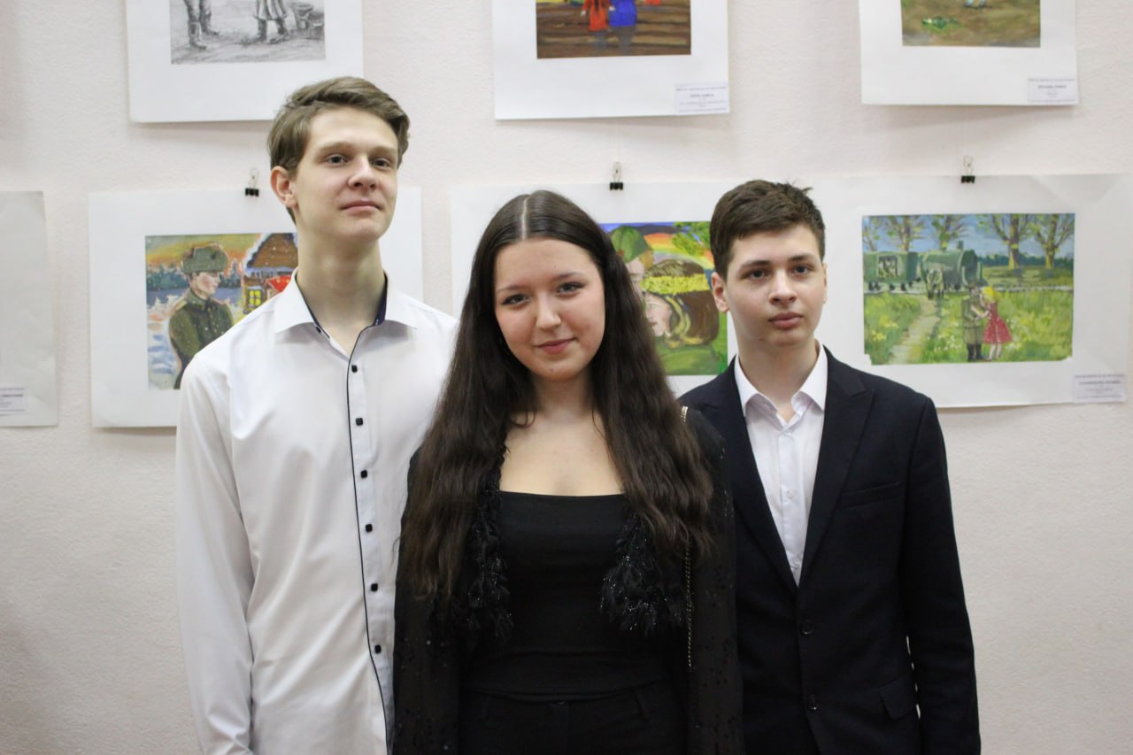 В Курске открылась выставка «Женщина на линии судьбы»