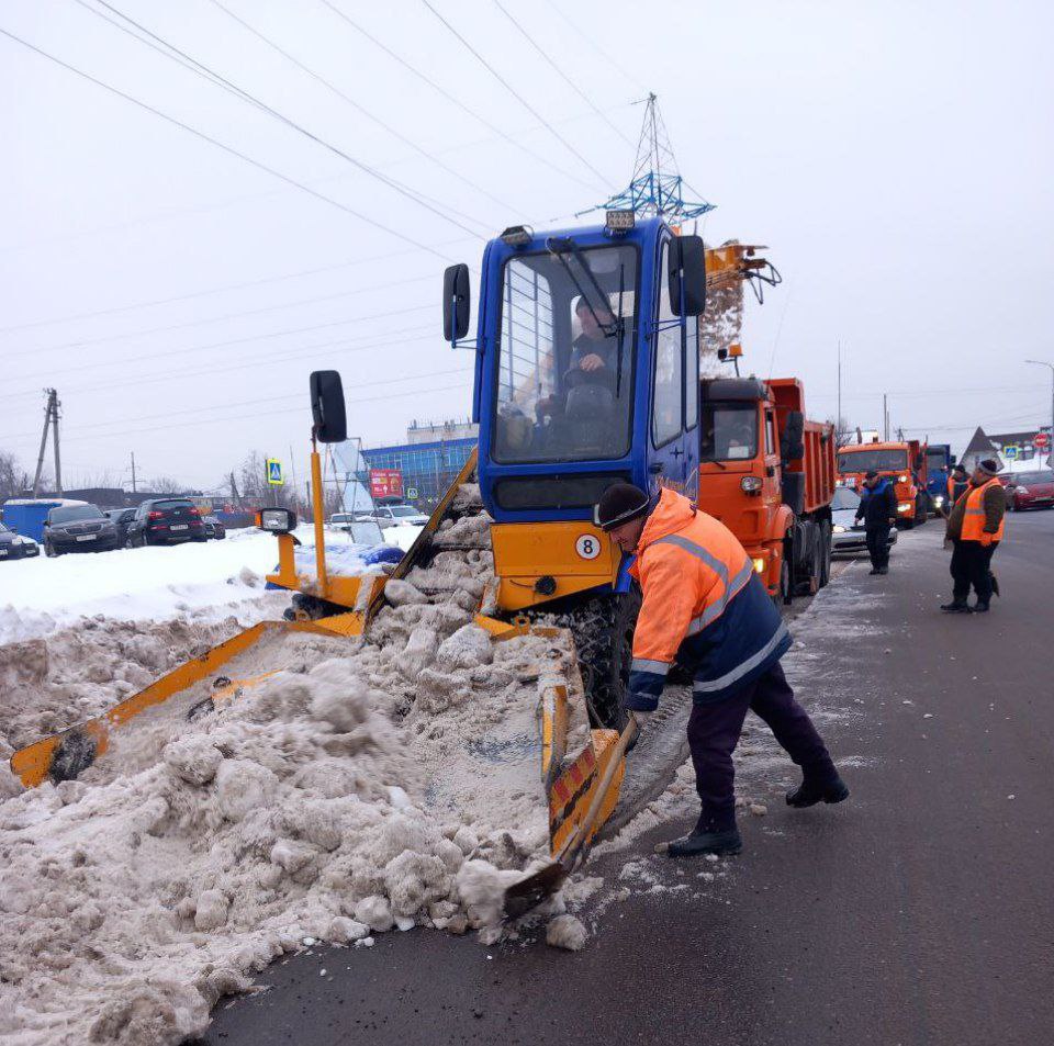В Курске чистят дороги 68 единиц техники и 74 человека