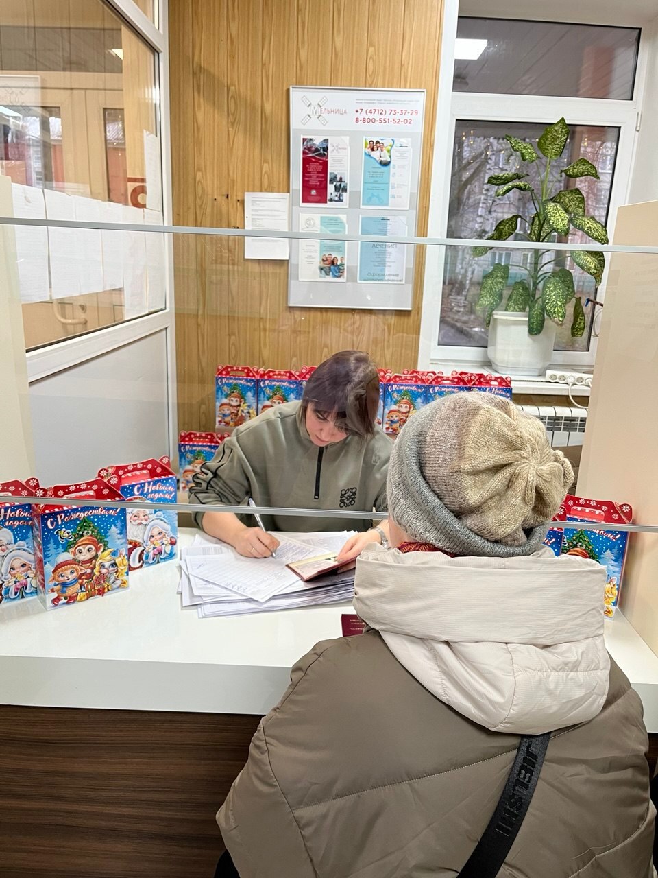 В Курске выдают новогодние подарки льготным семьям