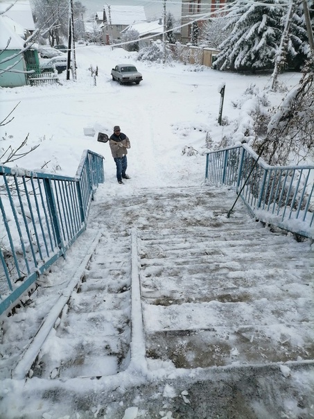 Сотрудники администрации Железнодорожного округа Курска очистили переходные мосты от снега