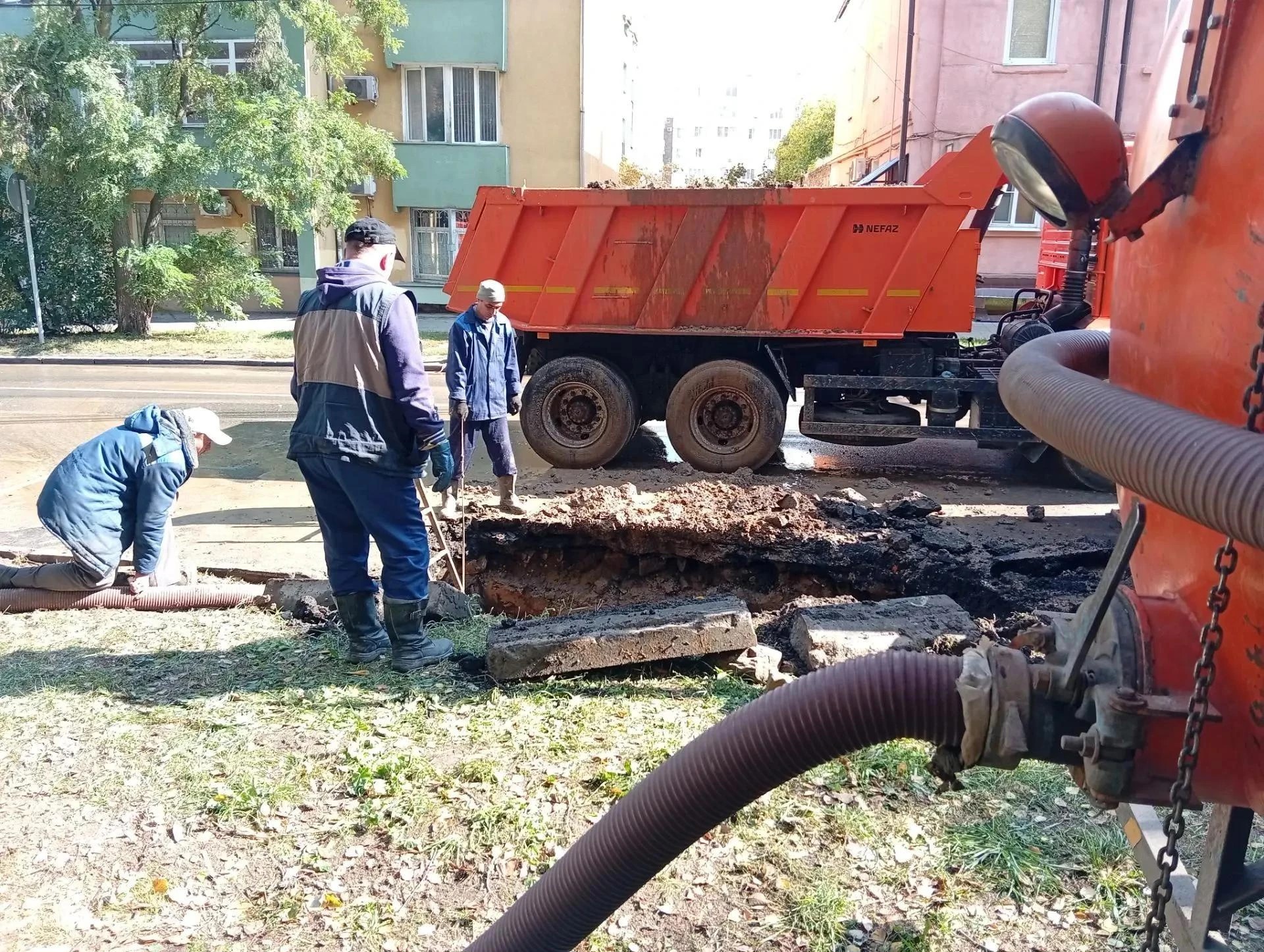 В Курске на перекрестке улиц Мирной и Горького завершили ремонт водопровода