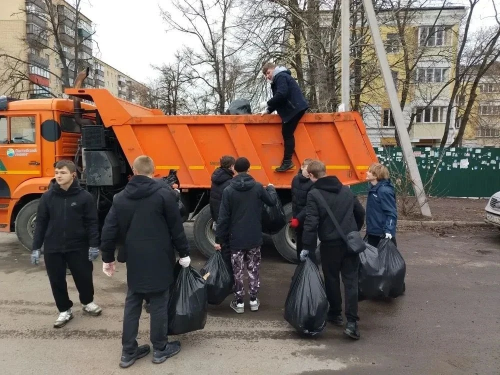 Куряне собрали 3 кубометра мусора на Привокзальной площади и улице Бутко