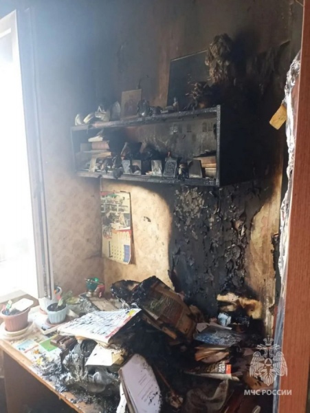 В Курске из-за забытой свечи сгорела квартира в многоэтажке
