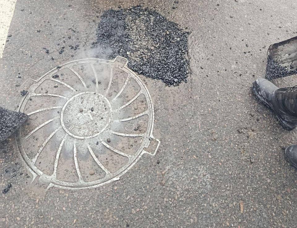 В центре Курска восстановили поврежденную около люка дорогу