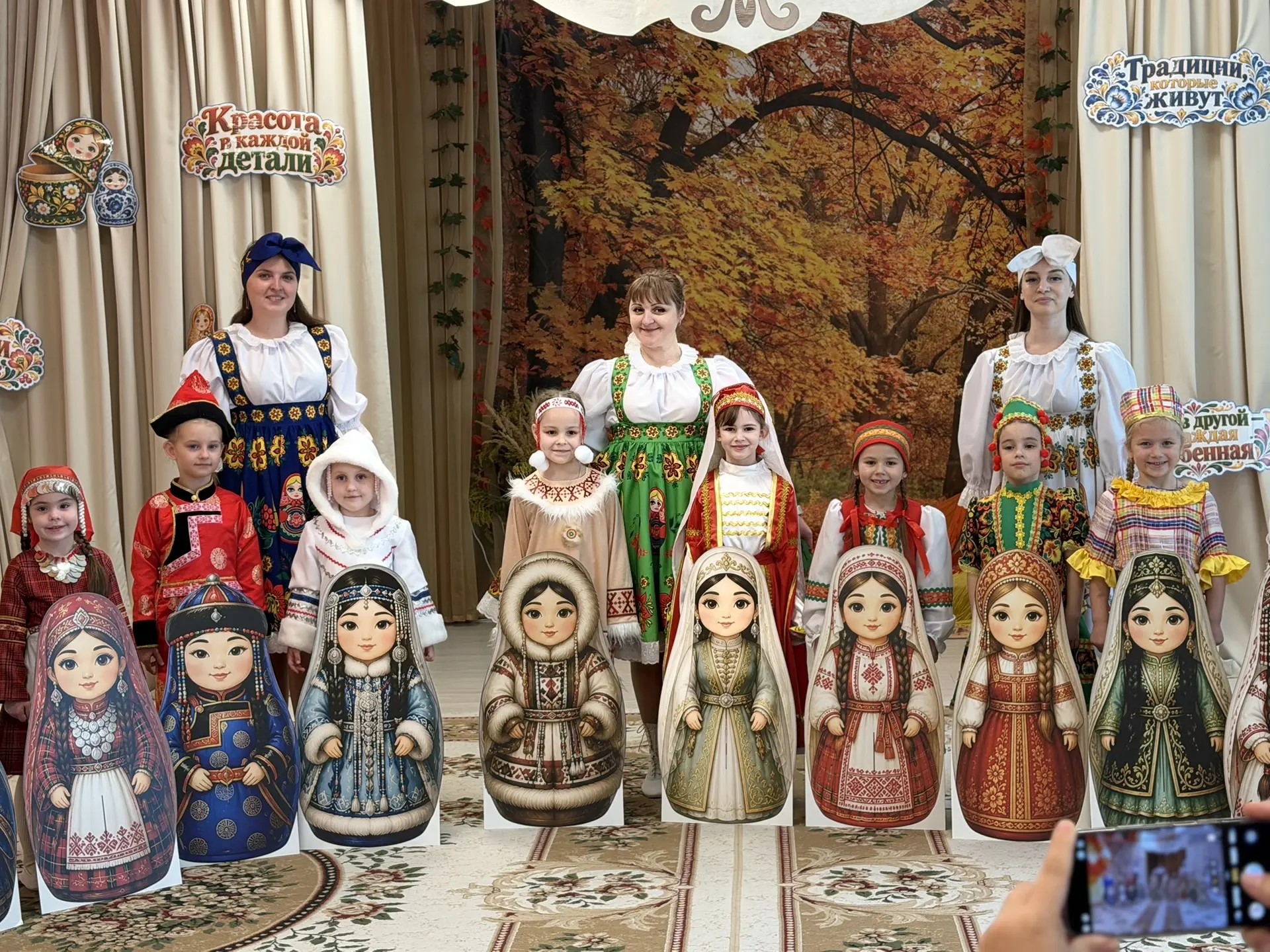 Курские дошкольники примерили костюмы народов России на празднике матрешек