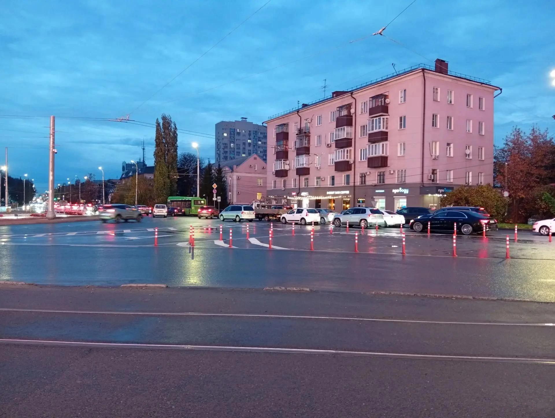 В центре Курска устанавливают сигнальные столбики